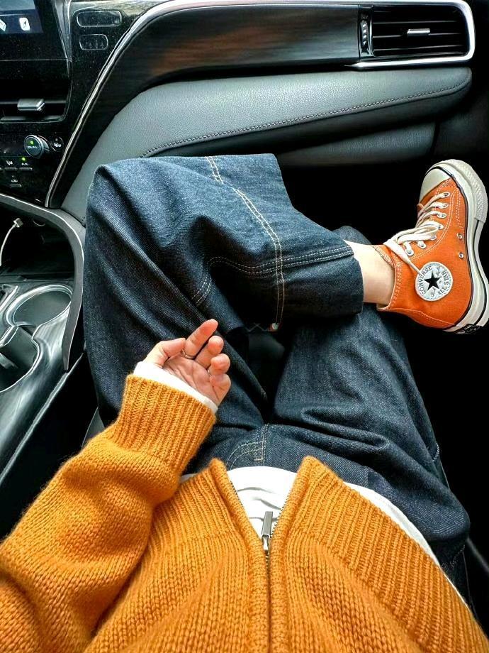 休闲穿搭指南：牛仔裤+橙色运动鞋+毛衣，轻松自在！👟👖🧥