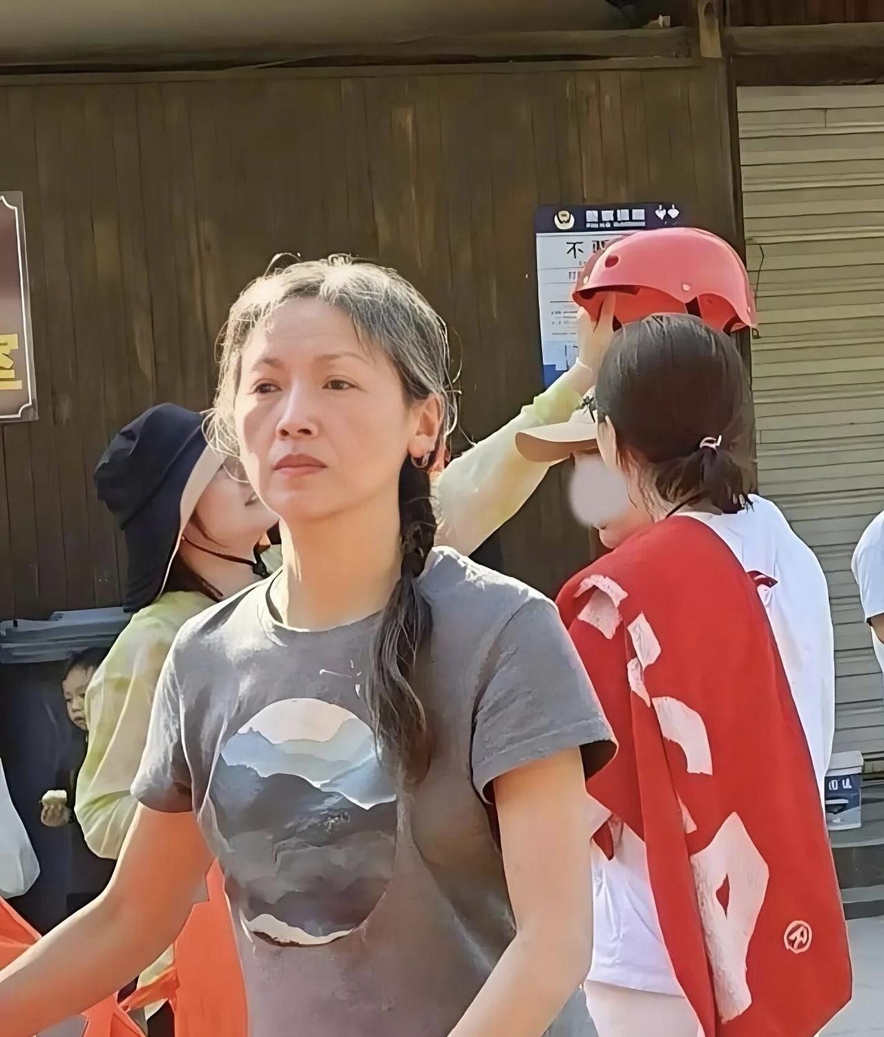 岁月不饶人啊，57岁的她也成为白发苍苍的大妈了，当年她可是美艳的不可方物，颜值不
