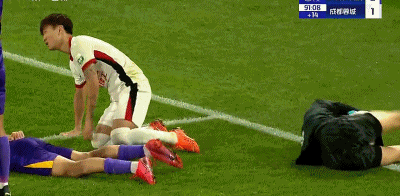 中国金球奖颁奖结束不久，韦世豪发表“全黑”评论。尽管国足成绩一无是处，但是“中