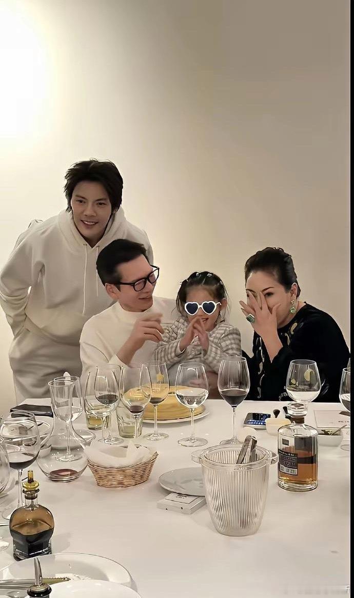 向佐恢复正常了，向华强生日也是很豪华，看到向佐恢复正常男儿装，向华强肯定很高兴。