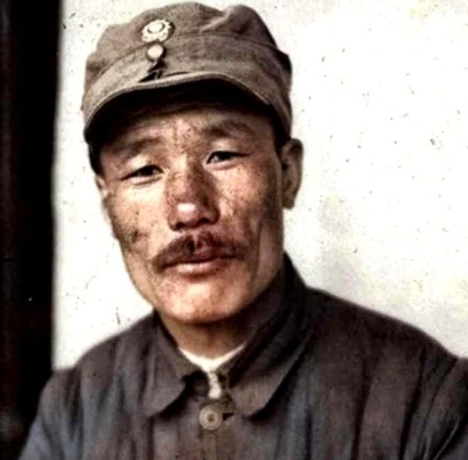 1978年，开国中将孙毅外出理发，剪完后觉得长，让理发小伙再修修。当时理发师是