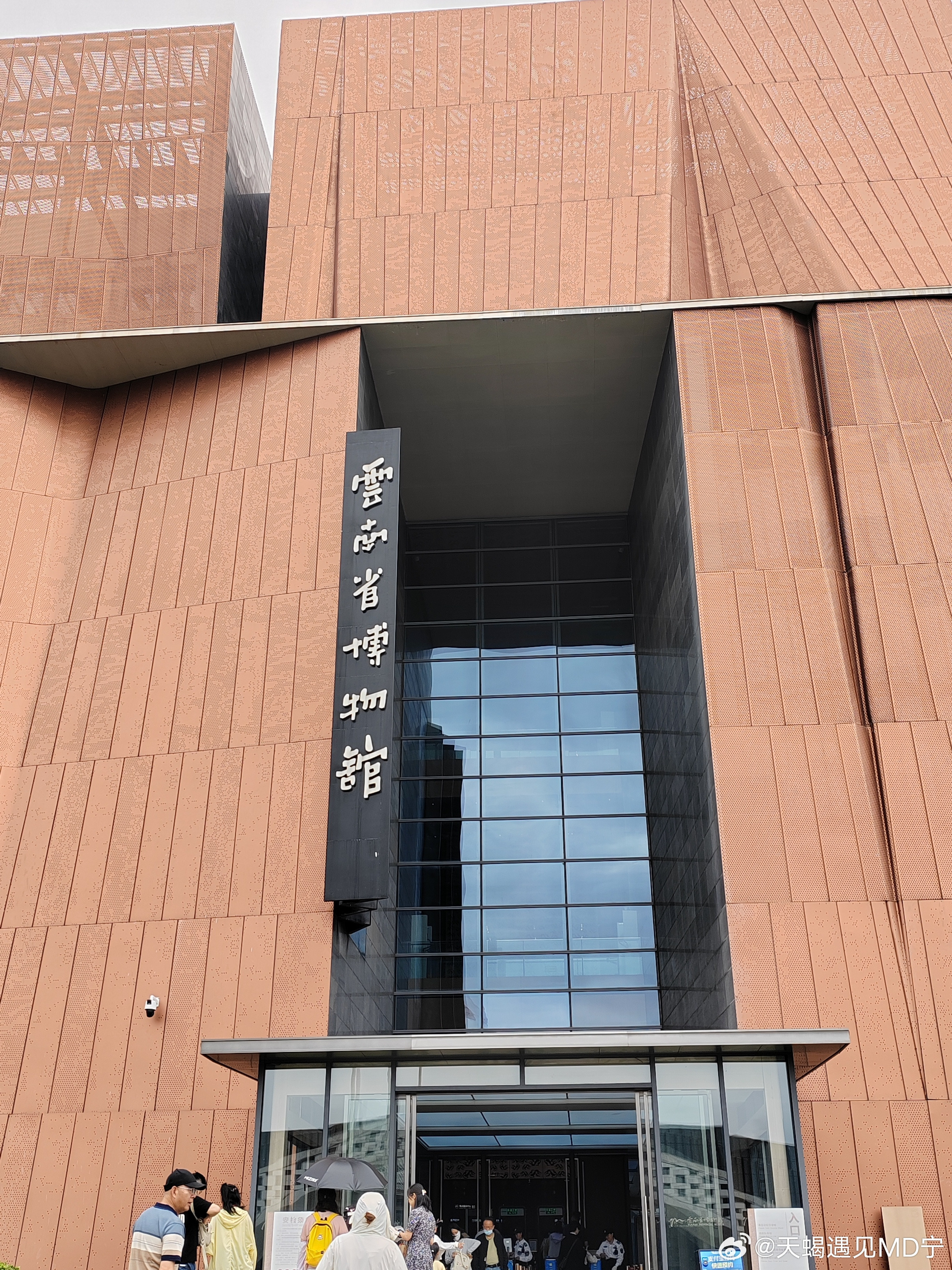 我在云南很想你，今天有点热，不知道你们拍戏会不会很辛苦。昆明·官渡古镇