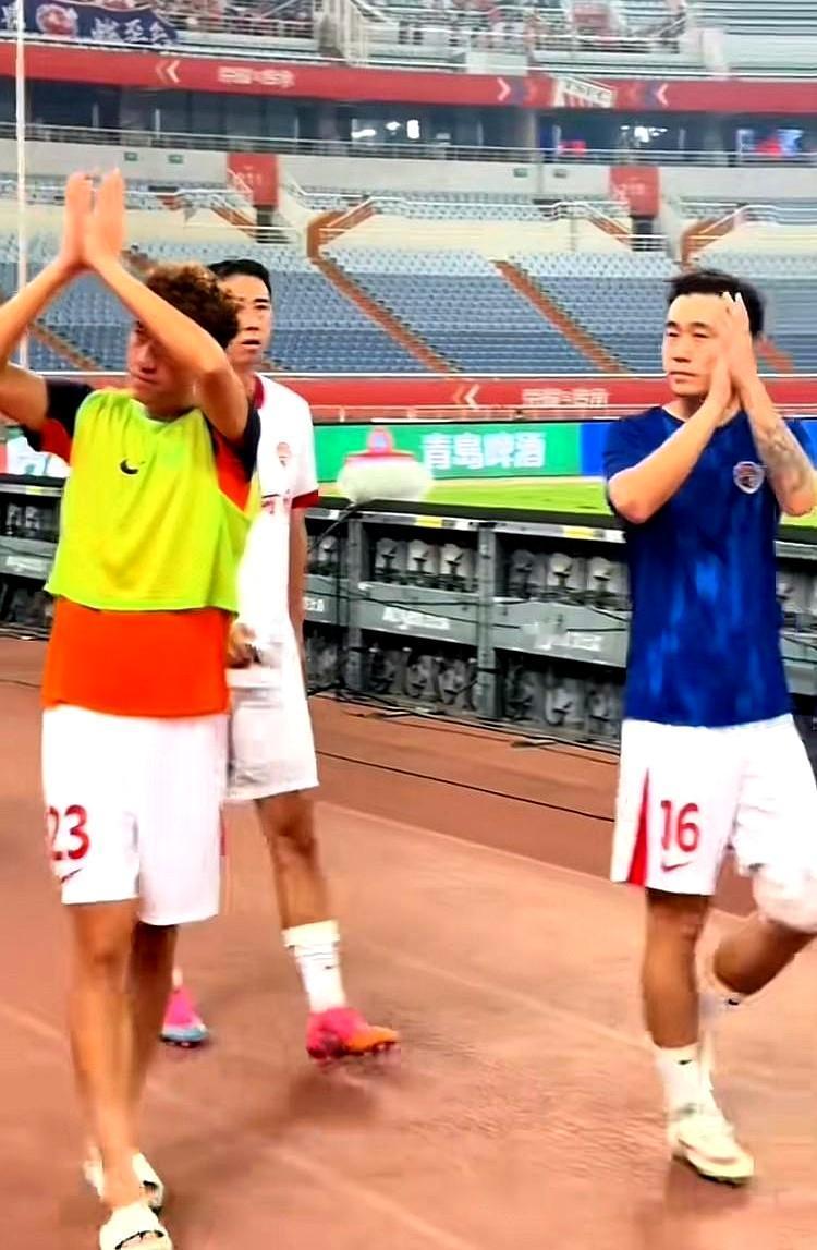赛后绕场那一幕，宋龙、李海龙、罗森文一起向看台致意，场面其实挺戳人的。球员走到