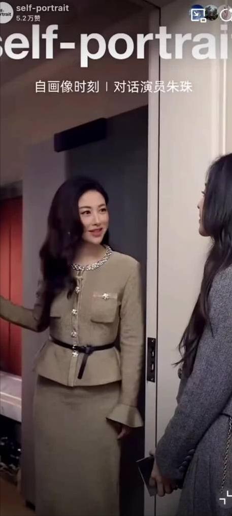 翁青雅采访朱珠直播完整版，估计编导都被她整懵了，竟急得让救场主持人穿个牛仔裤，拿