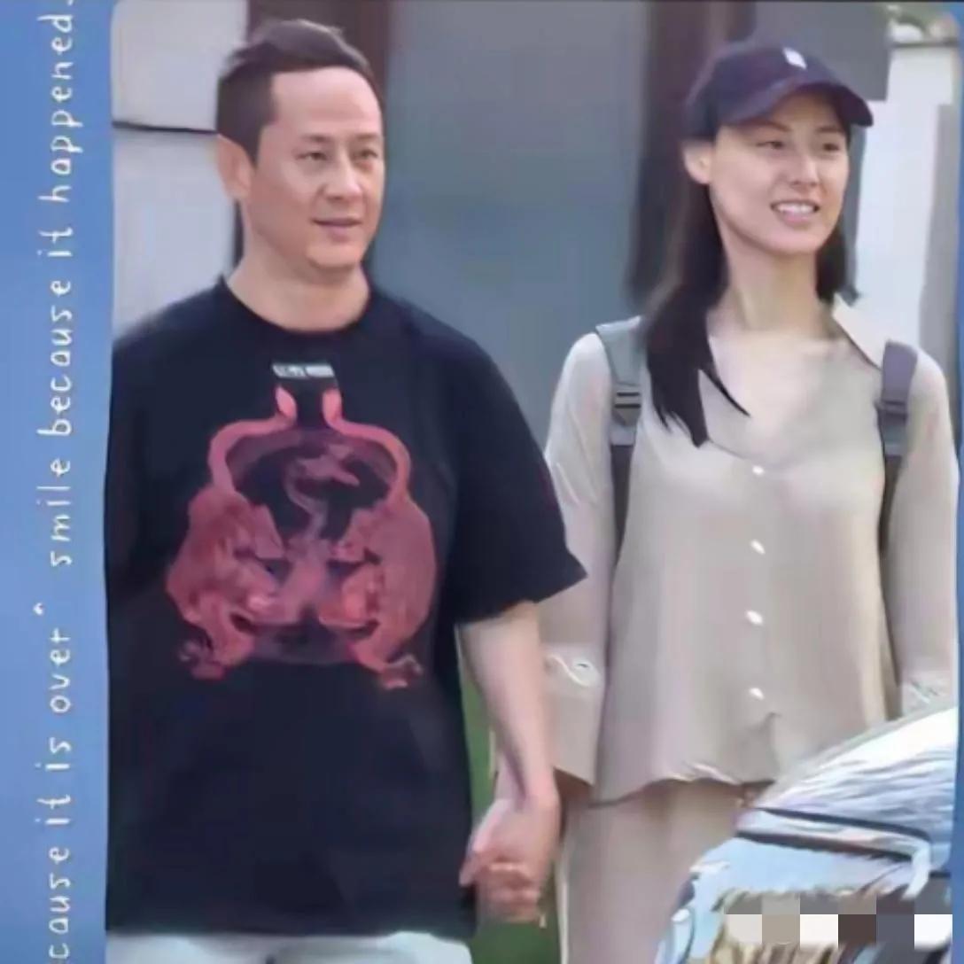 梁洛施有新男友啦！男友看上去身材适中，胖瘦合度，皮肤白皙，法际线后移，颇显成熟，