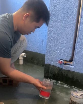 “彻底解释不清了！”山西，男子发现卫生间都是水，低于出水口排不出去，他并没有一点