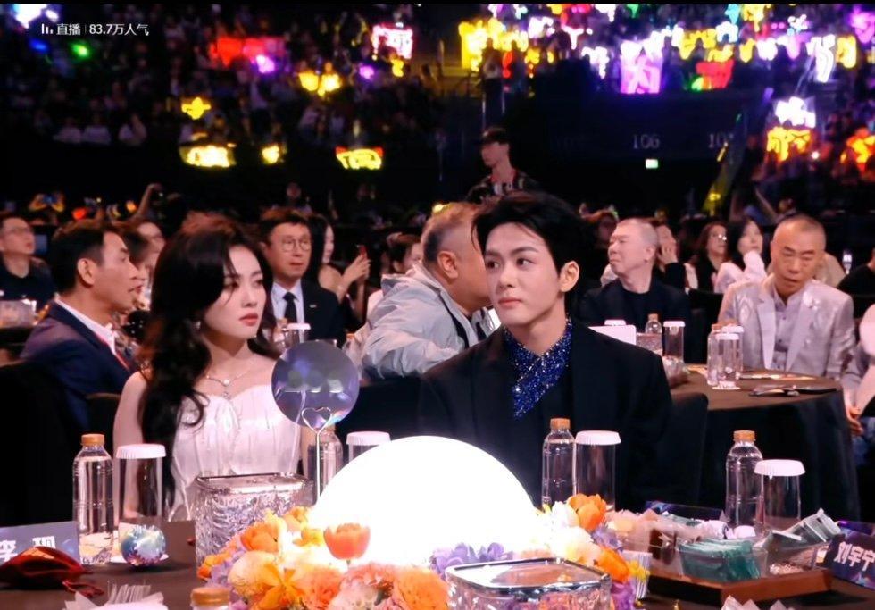 内场镜头给完杨幂给白鹿镜头给完杨幂给白鹿啊啊啊啊啊啊都好美！内场镜头给完杨幂给白