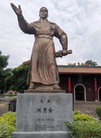 杨秀清这人很有意思，要么直接把洪秀全拉下马，自己坐上天王宝座；要么就老老实实当他