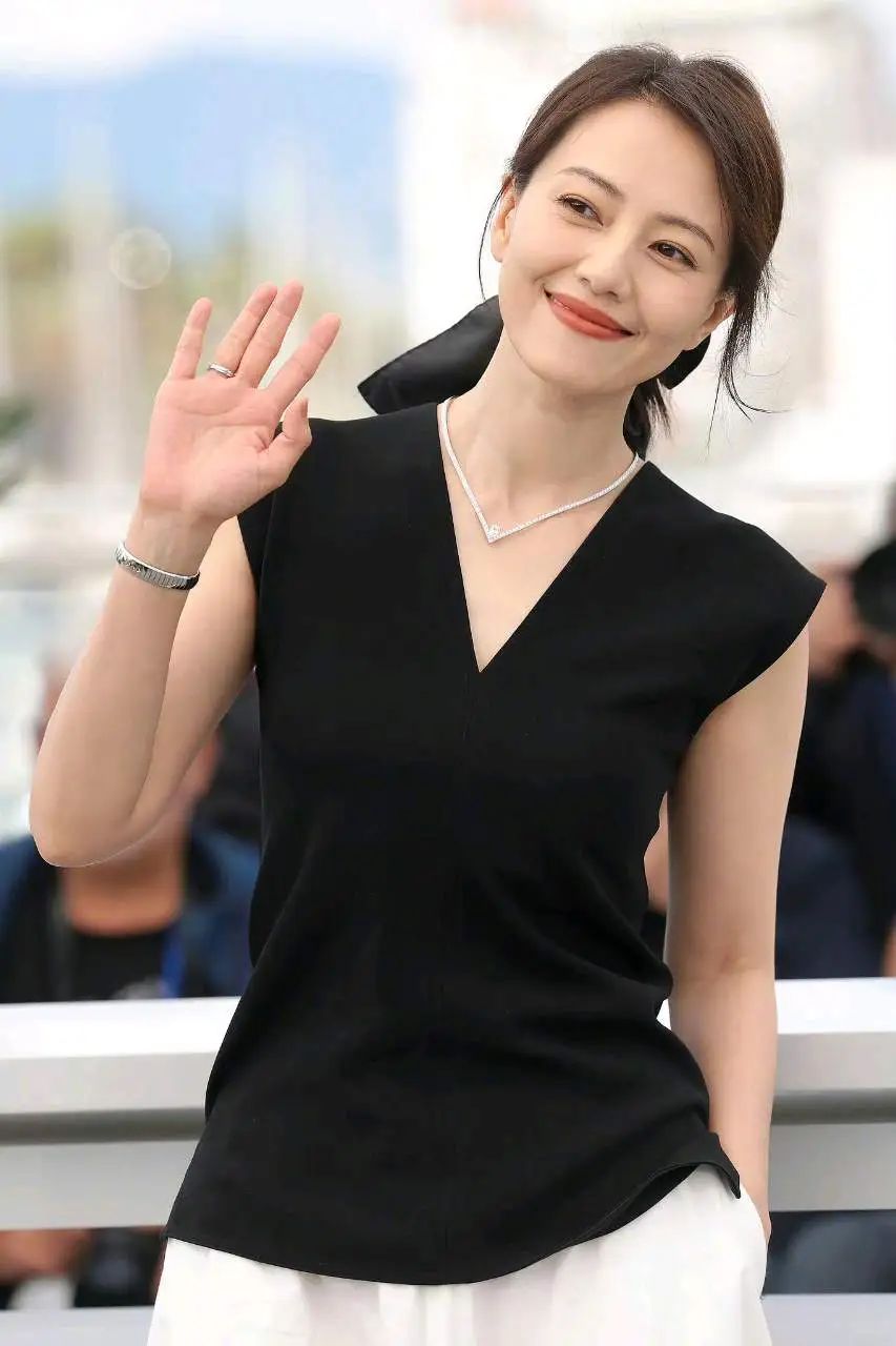 高圆圆蝴蝶结麻花辫造型出圈！别样风情尽显女神气质