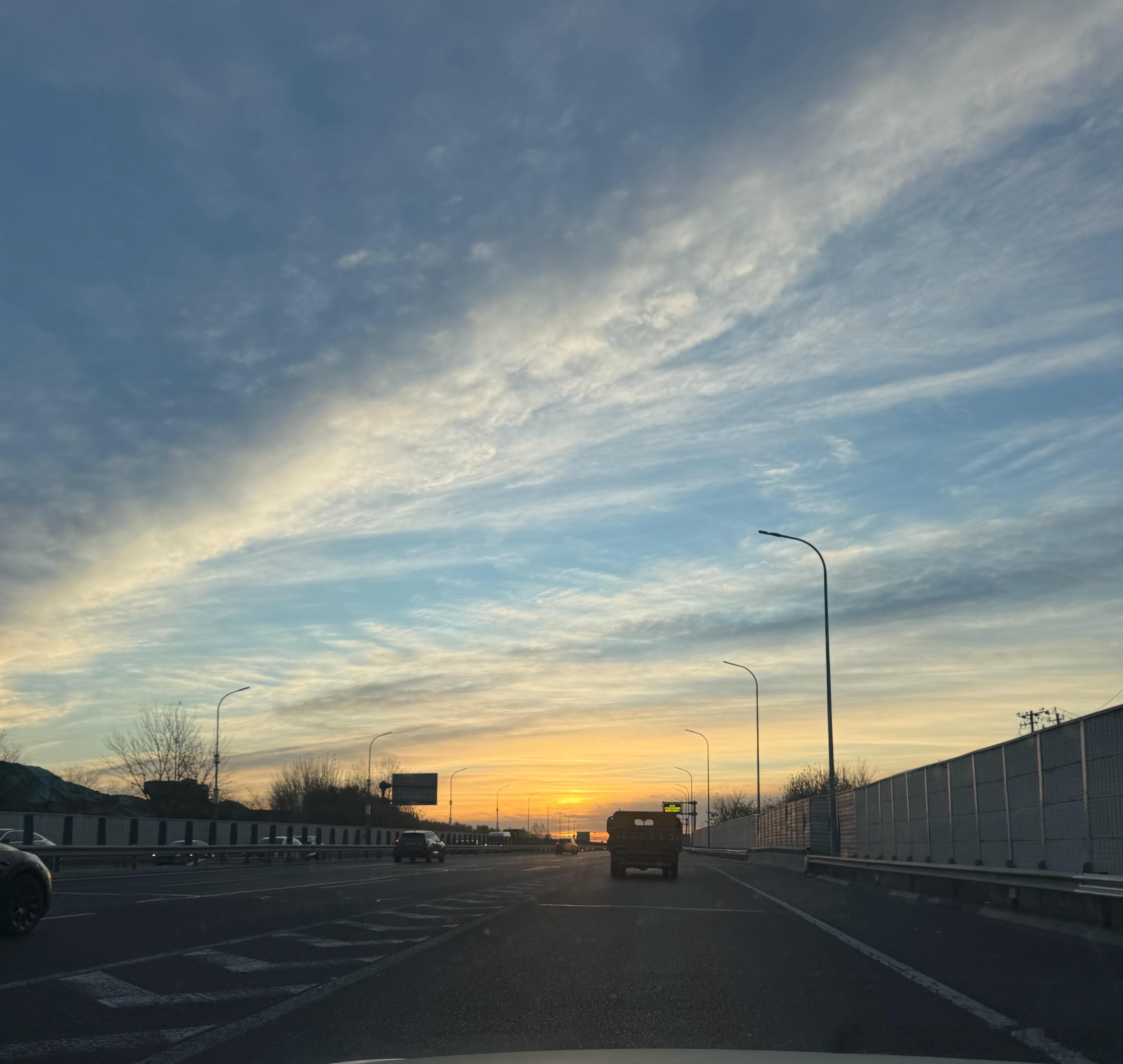 不知不觉又到了迎着朝阳去开工的日子口，突然就来了个大降温，秋裤也已经上身，祝伙计