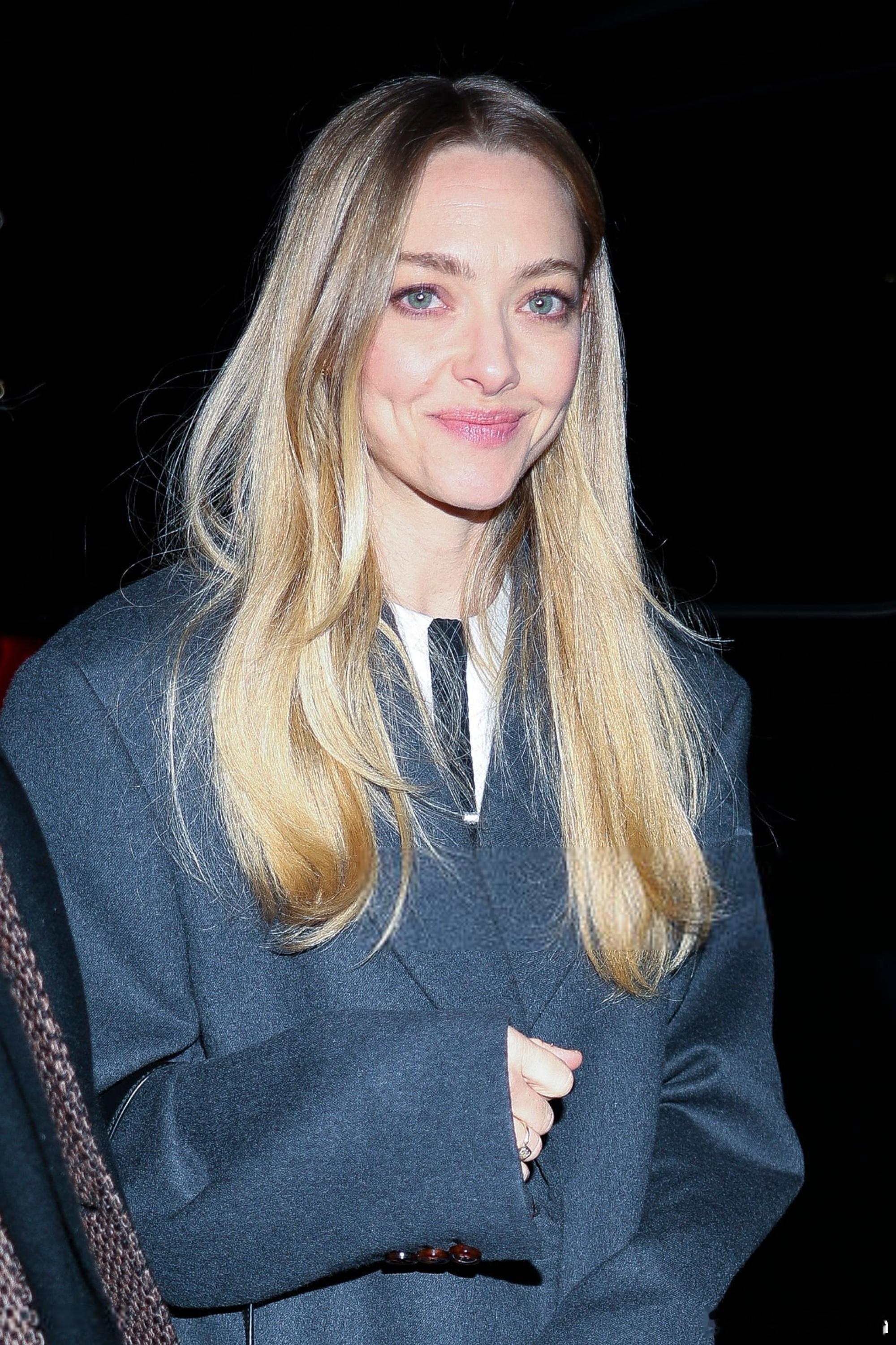 AmandaSeyfried阿曼达塞弗莱德在纽约外出继续两部电影的宣传，这件灰