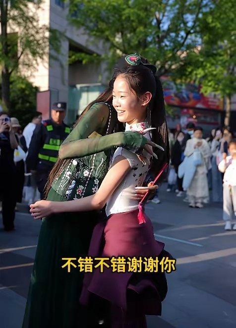 五一假期的杭州西湖，杨丽萍碰到了一个正在练舞的小女孩，她看着对方的身材条件满眼都
