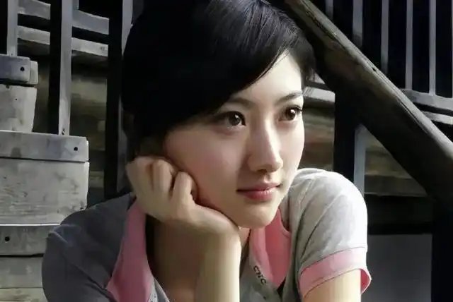 景甜早期照片。骨相真的很优越啊要是我我也会爱上。​
