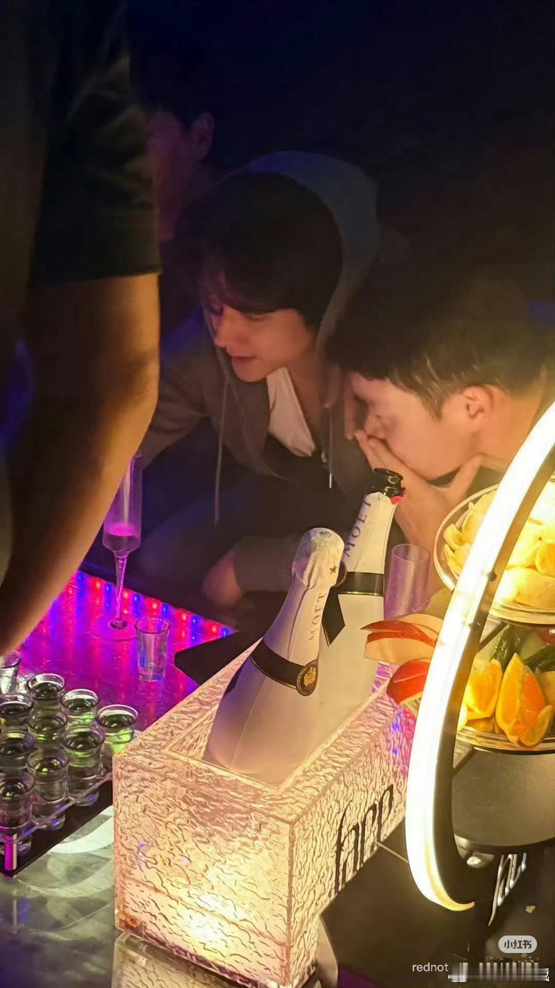 奥克兰酒吧偶遇张新成哥这是出去旅游了吧，放松放松挺好的，不得不说这鼻子太优越了