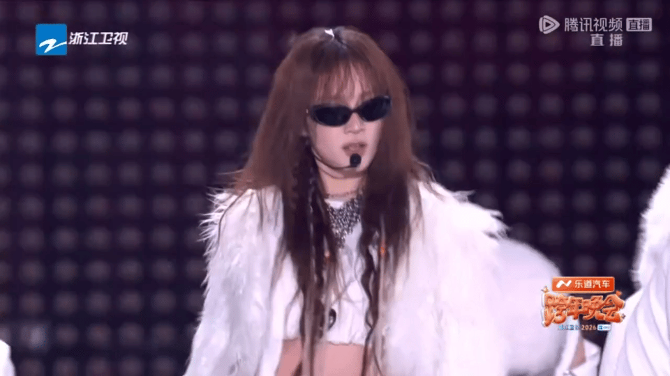 孟佳登台前忘摘发夹哈哈哈那个小夹子还有点子可爱的！！都没注意到没摘发夹