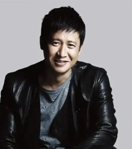2004年，演员张国强的妻子嫌他收入少，在他身上看不到希望，于是要和他离婚，尽管