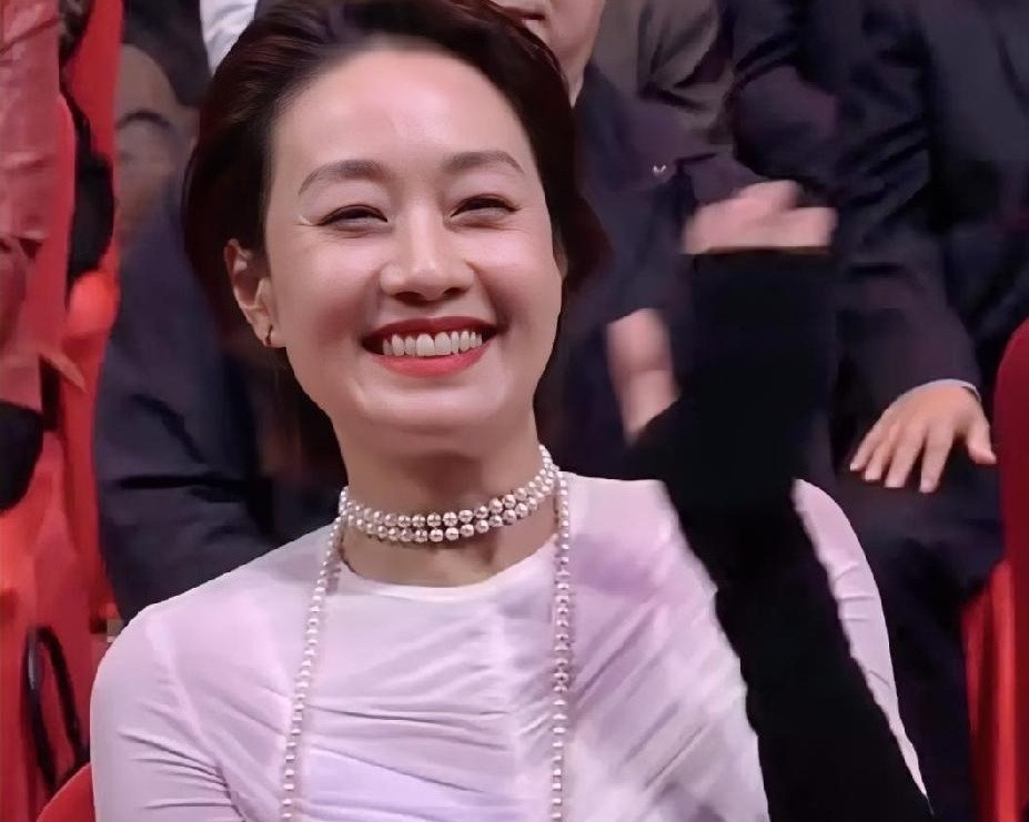 两个加起来一百多岁的女人，凭啥一露面就让全网炸了锅？第35届飞天奖现场，50岁的马伊琍和54岁的吴越