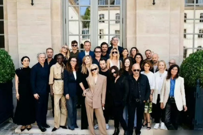 这张合照真的太牛了！在一群西方时尚大佬中，朴彩英绝对是C位！自信爆棚​​​