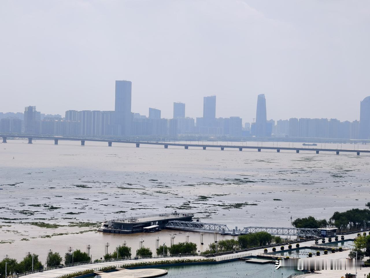 “礼”尚往来记得有一次上飞机，发现位子被人占了，一个看起来还是学生的男的说：