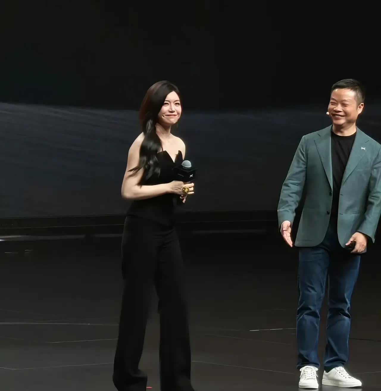 有点理解陈晓了你看就连小鹏汽车的老总，看到陈妍希这人，那也是控制不住啊！