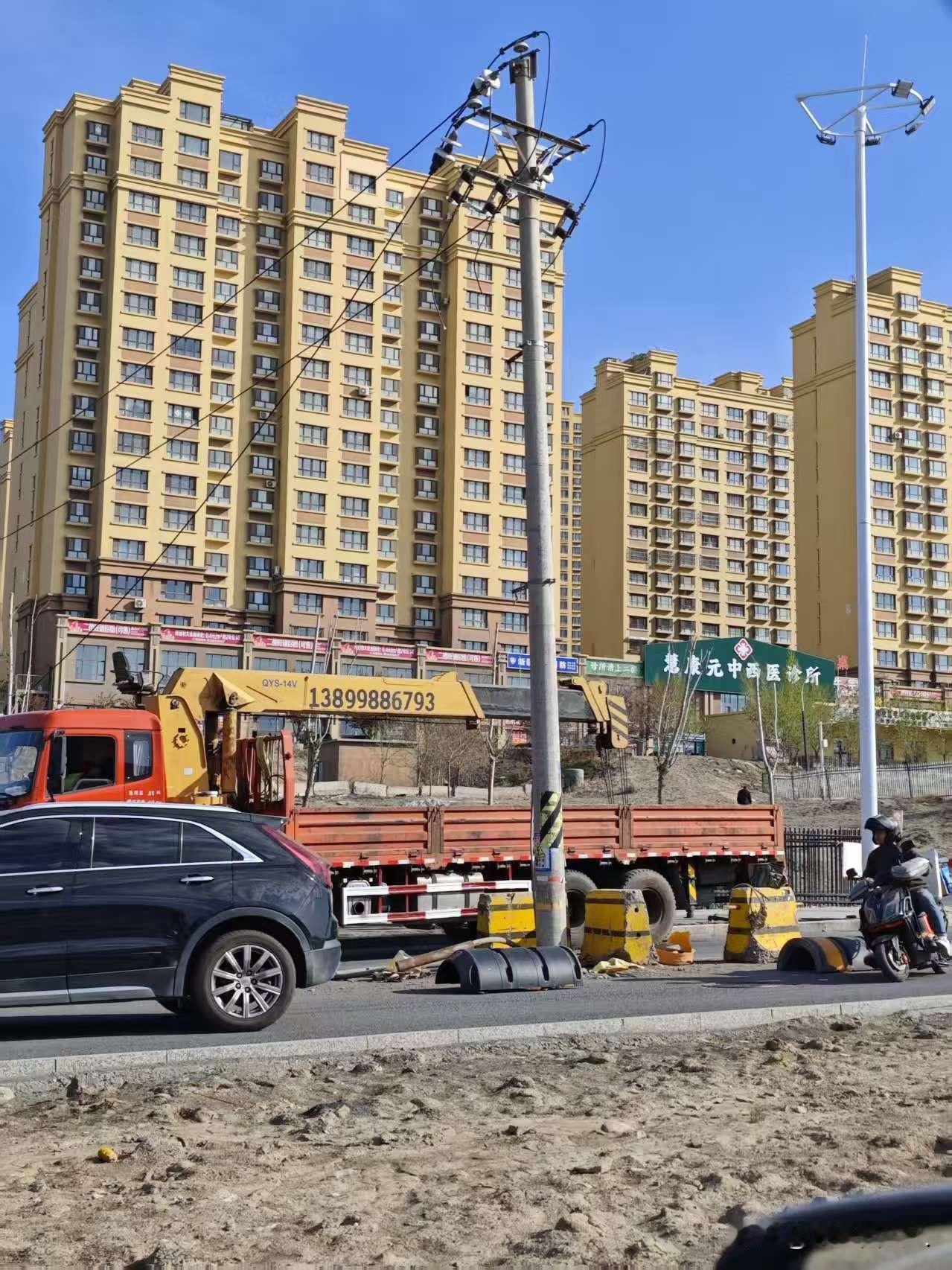 西雅图门口那根“钉子”电线杆，今天终于拔了！老邻居们，今天BRT8