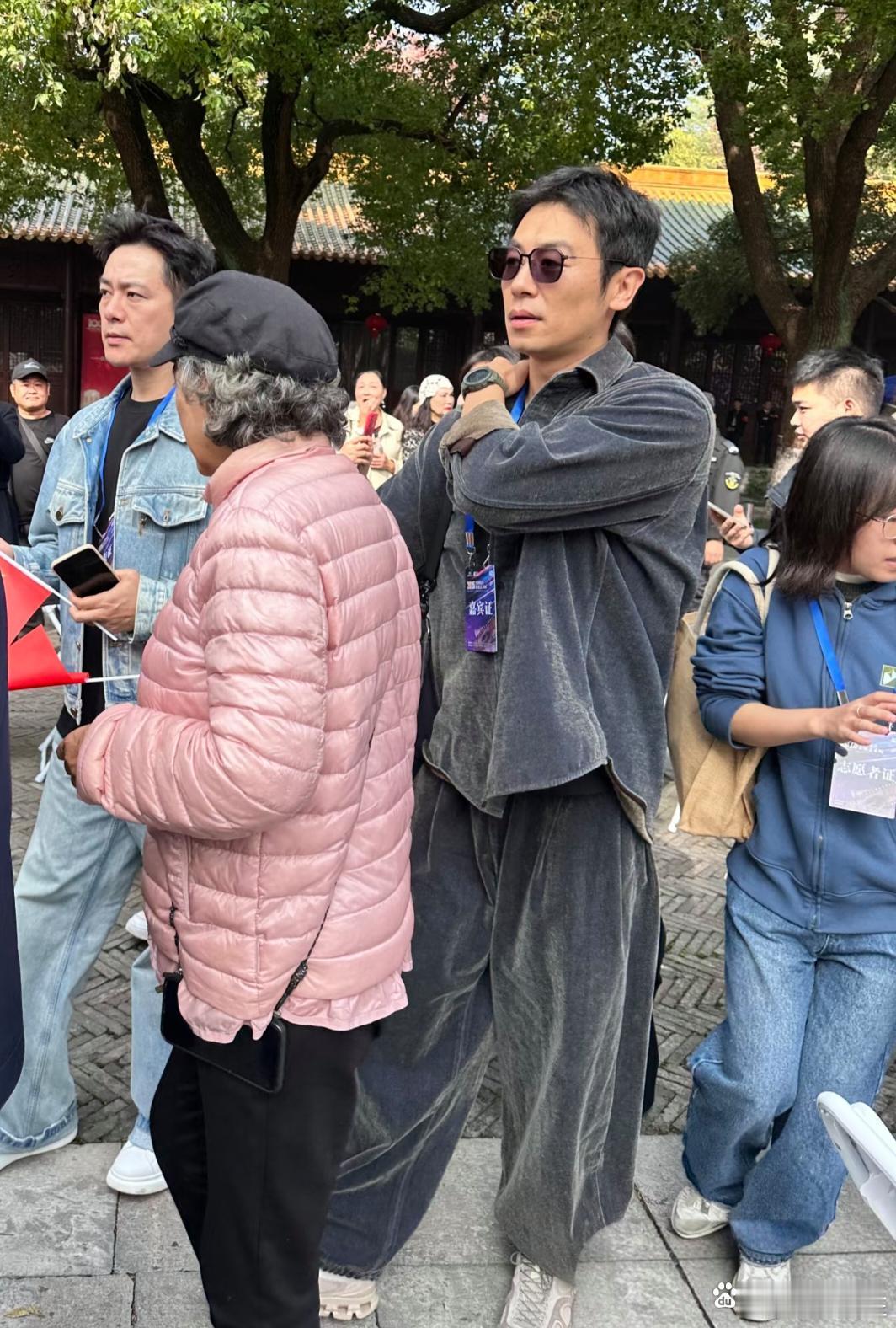 42岁朱亚文现身南京旅游，他本人高大帅气，在人群里好显眼。但他的脸也有点显苍老了