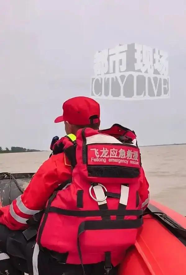“你不来见我，我就立马跳河。”5月24日，22岁的重庆小伙小吴的生命，在