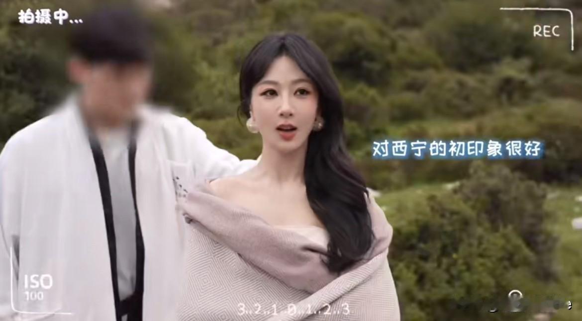 10月16日，杨紫户外拍摄广告，有人质疑杨紫瘦到脱相，我却觉得现在正是杨紫的颜值