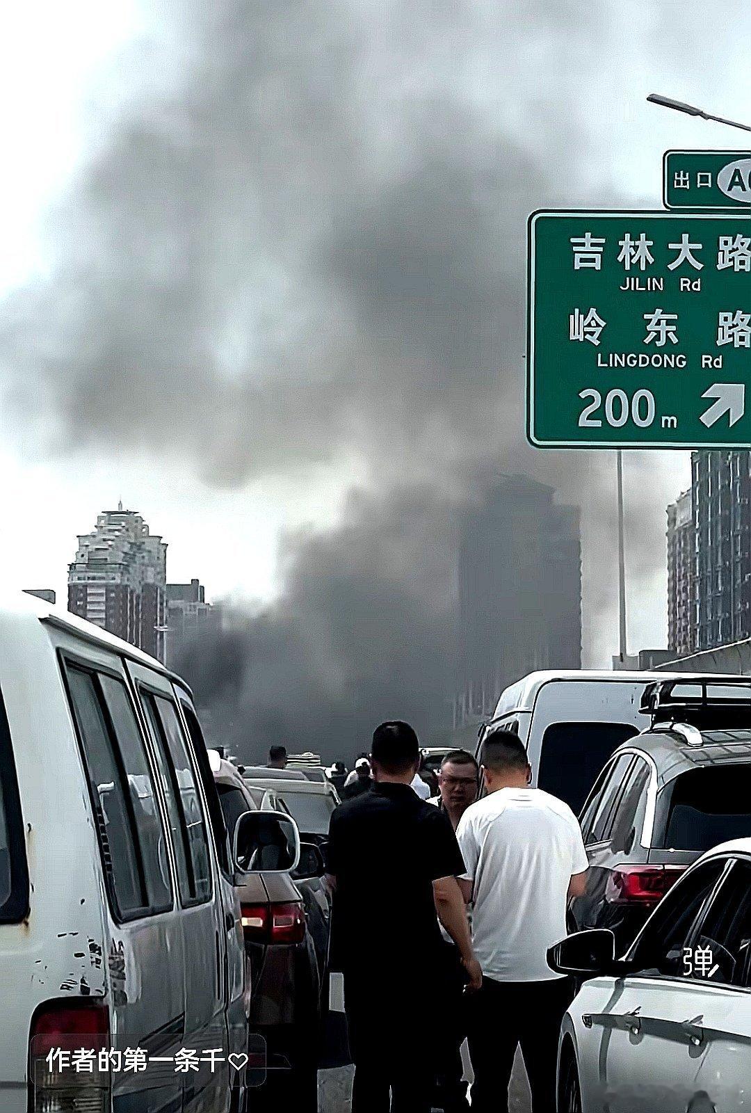 中国大陆吉林大路附近发生事故，别上东部快速路了，能不能改回三条线，路太窄了