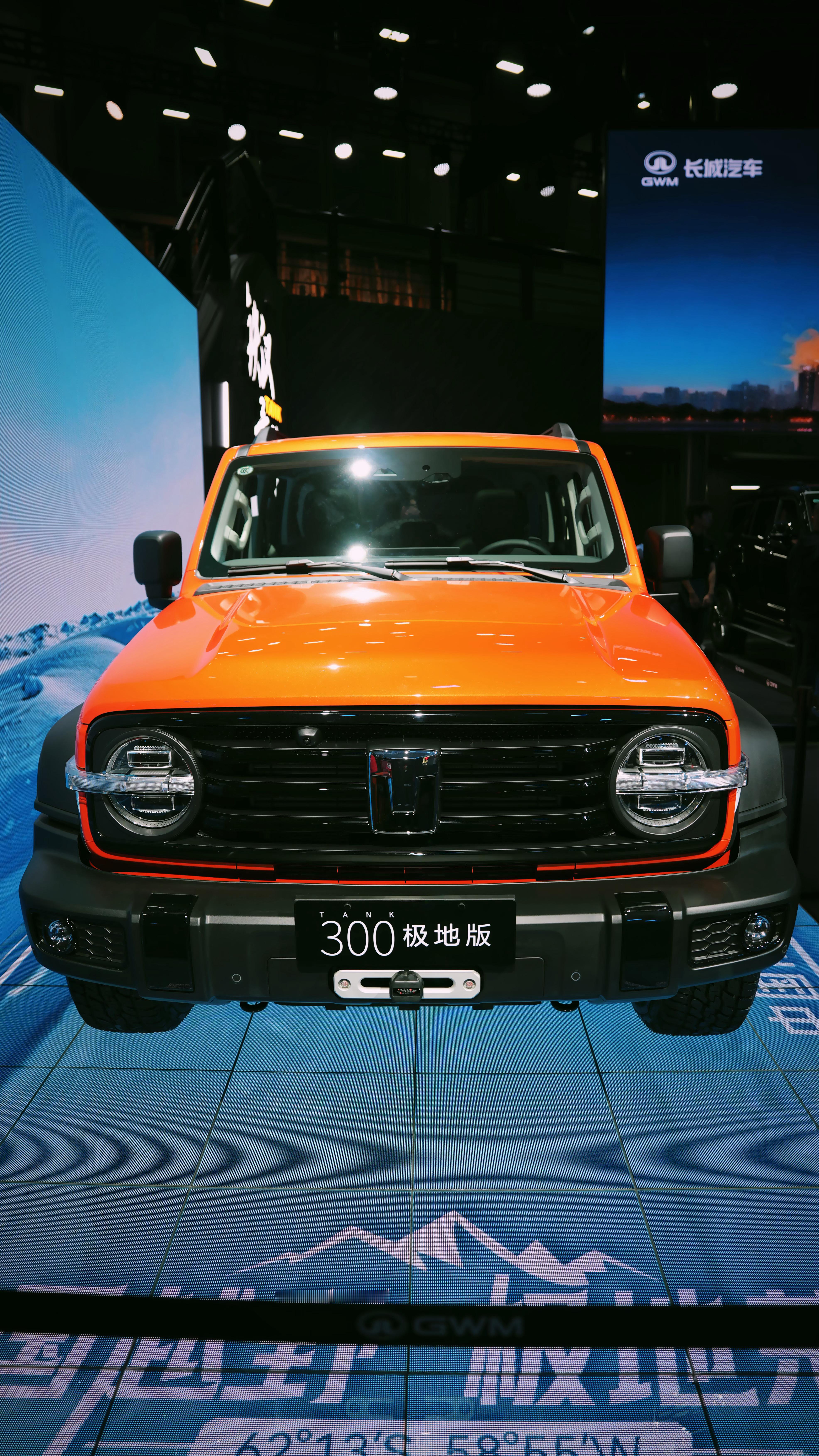 坦克300极地版，也就是去南北极的版本，身上有不少徽章，蛮好看，限量300台，瞬