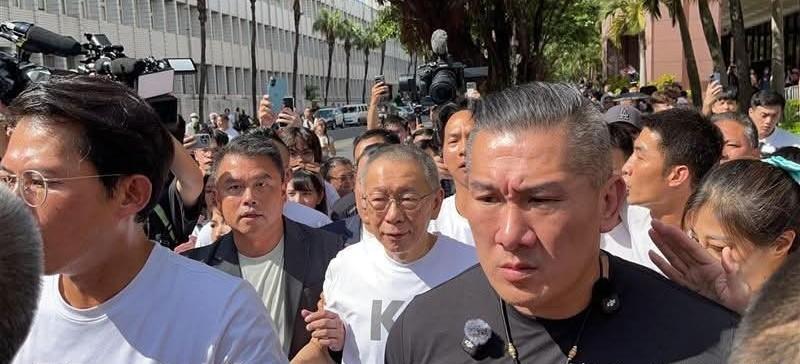 柯文哲以7000万和佩戴电子脚铐交保！回家痛哭！馆长黄国昌陪同！台北市前市长、