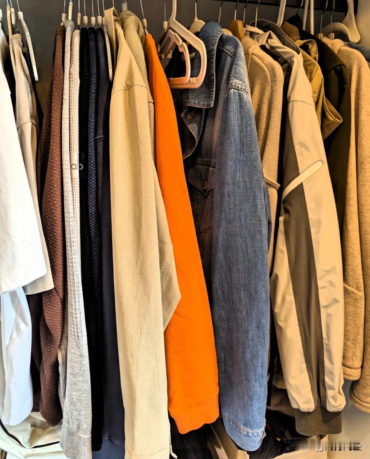 女人的第六感，一种无须论证的直觉确信。小杨和小胡是一对异地恋，他们是网恋后成功