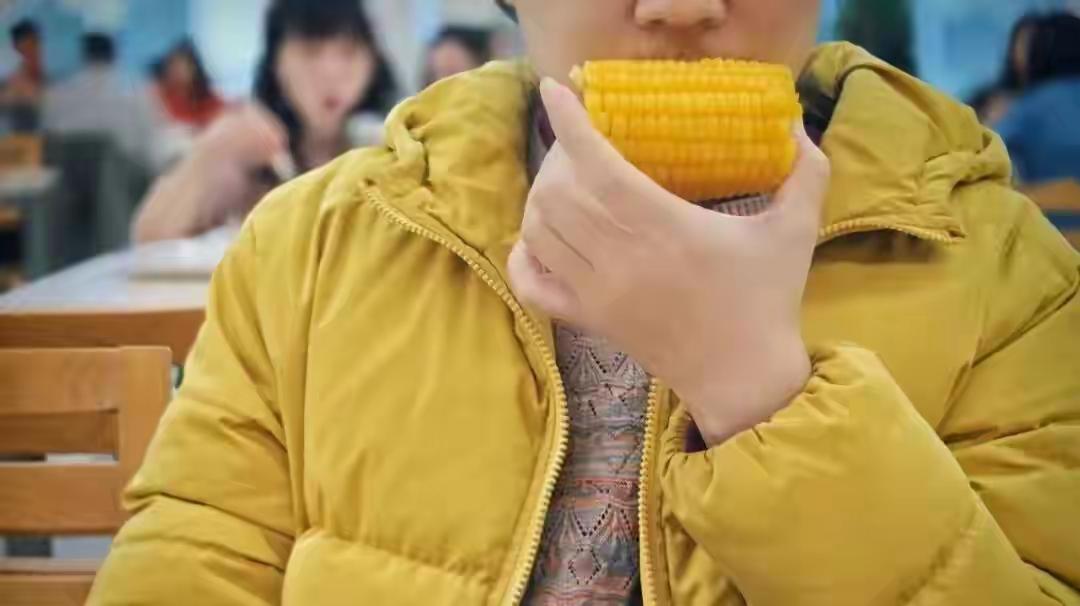 人到中年，适当饿一饿或许真是抗衰黄金窗口。2025年12月《细胞衰老》期刊研究显