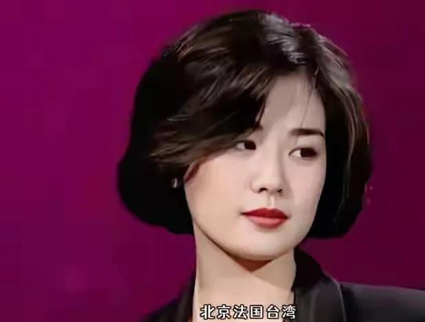 丛珊太美啦！独特的气质和魅力招人稀罕。皮肤白嫩白嫩的，一双迷人的眼睛，真的好漂