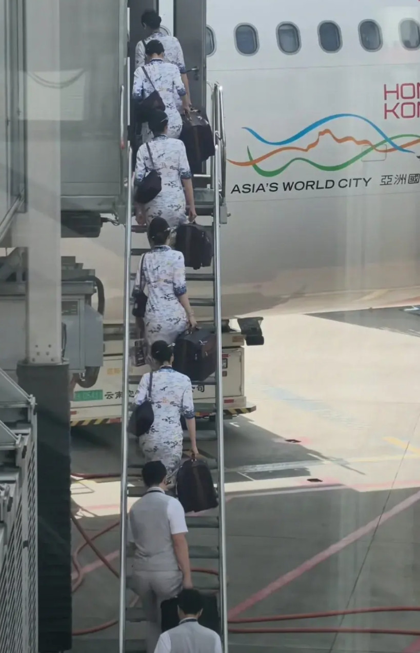 海航空乘的服装设计师绝对有品。