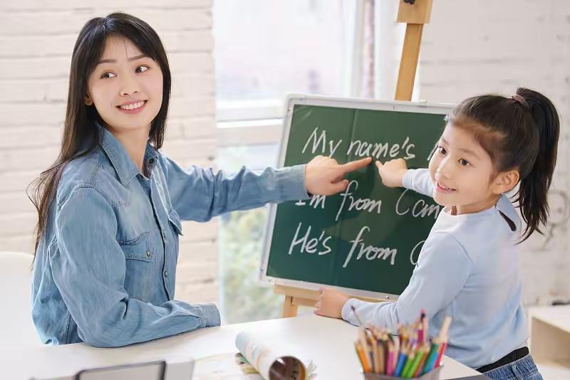 英语高考降到100分，我举双手赞成！两会洪明基委员的这个提案，说到了无数家