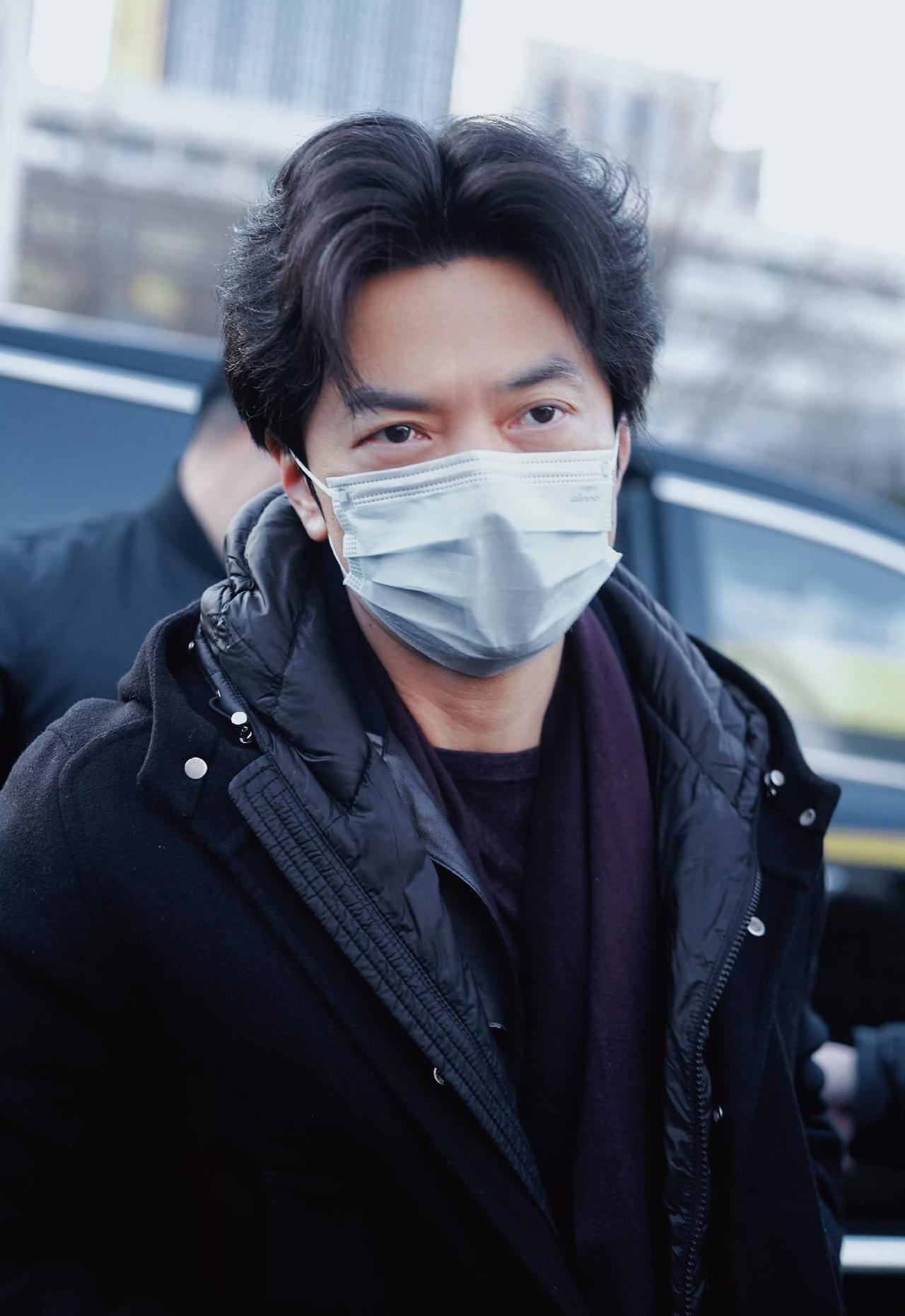 央视春晚彩排空降大咖，李健来了！看来是真的有歌手不需要一二三次联排的，大咖只需