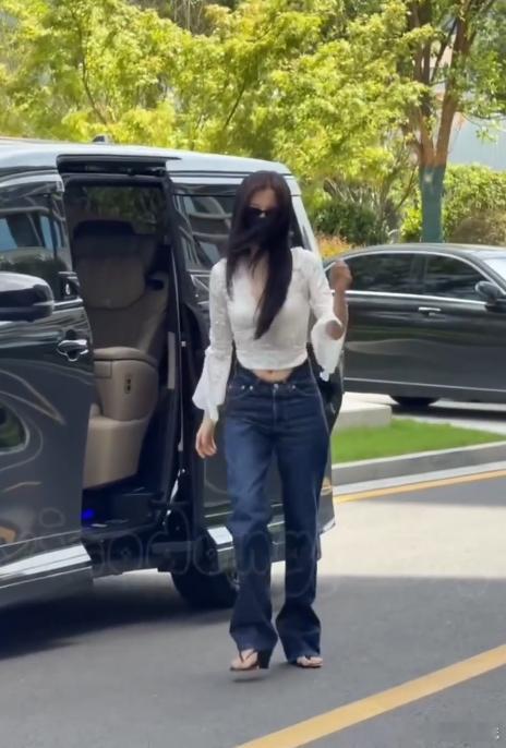 虞书欣私服一直在going我利落黑长直撞上蕾丝上衣，摒弃繁复装扮，松弛感拉满，虞