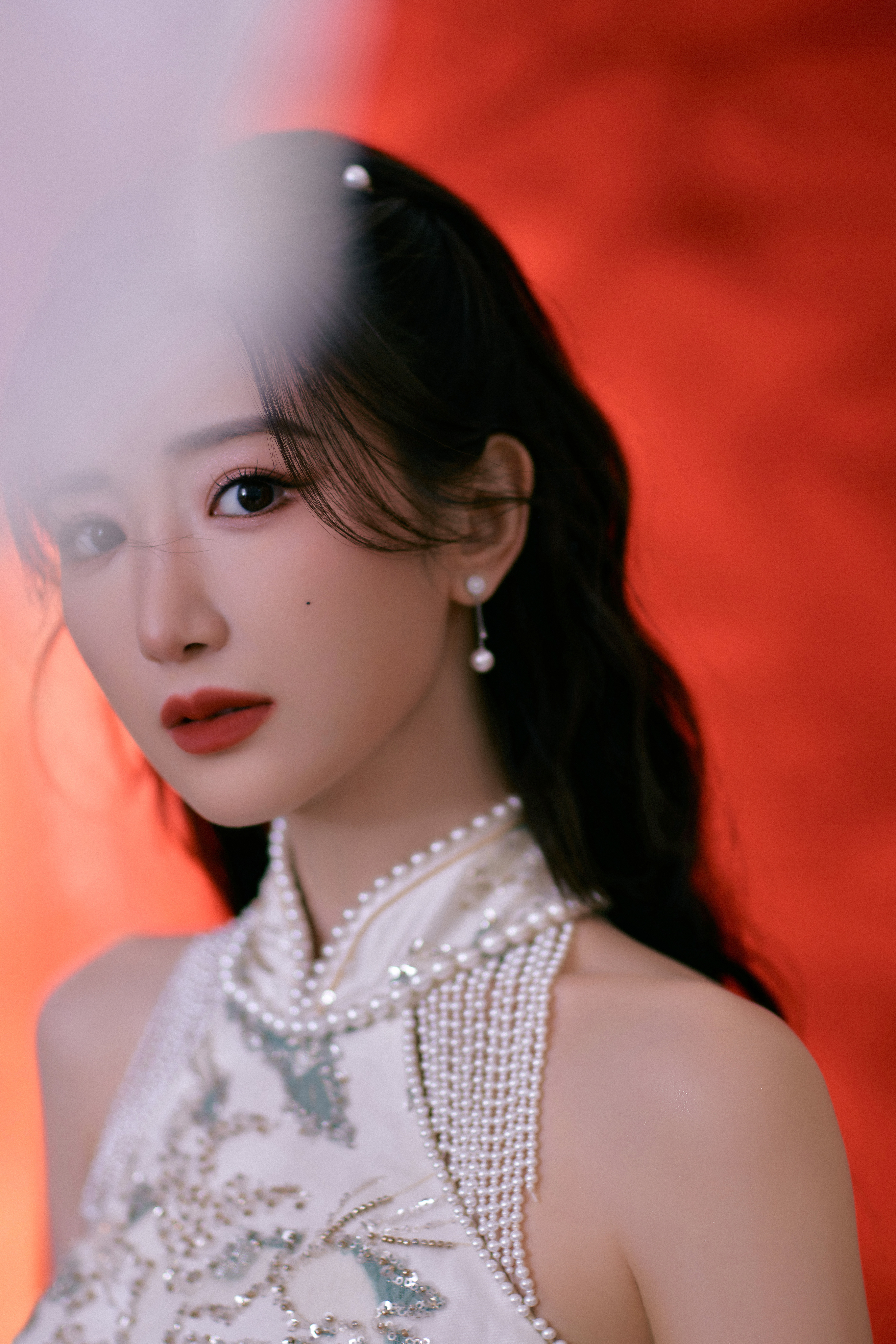 毛晓彤. 旗袍衬身段，温婉里藏着不动声色的风情。