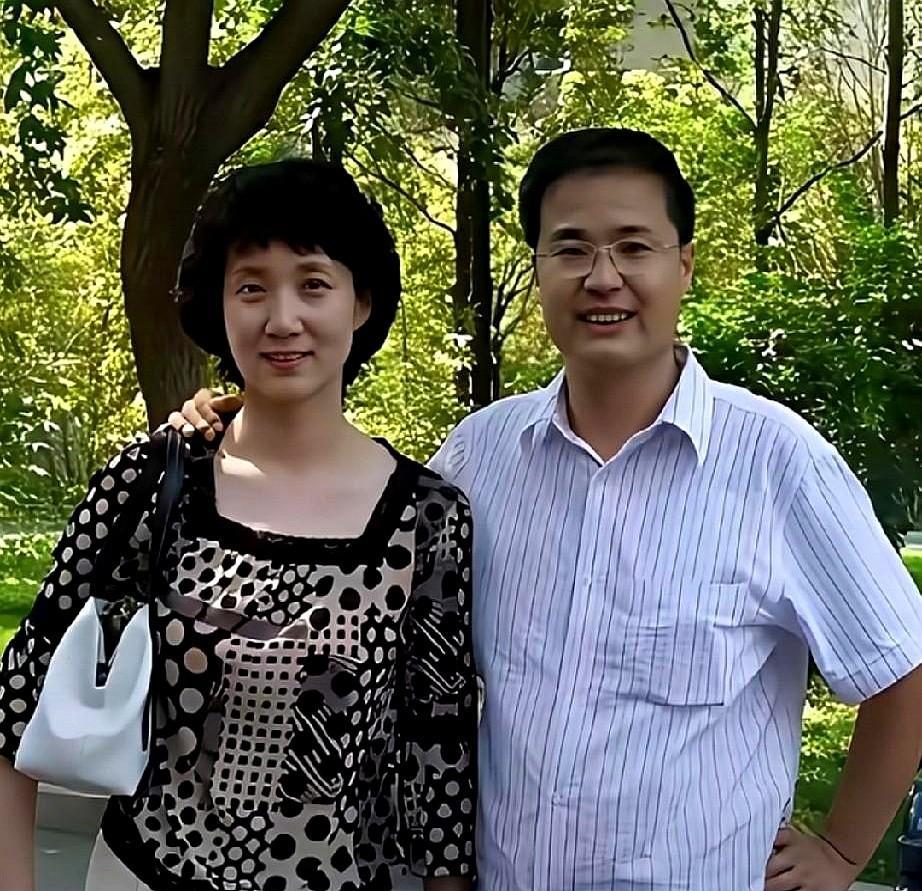 那张素颜照不是怀旧，是官方盖章的职场真话。央视把1992年的胶片修成4K，不是