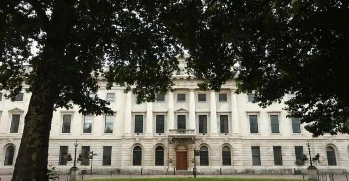 中国外交部发言人林剑表明，如果英国政府不批准中国在英国新建大使馆，中国将坚决维护