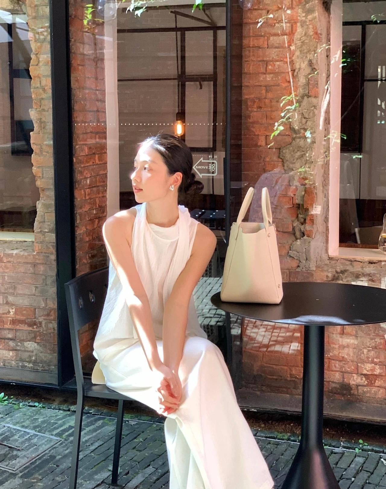 唯美的摄影作品/阳光洒进咖啡馆，优雅女子静坐沉思，仙气飘飘室内静坐写真沉思照