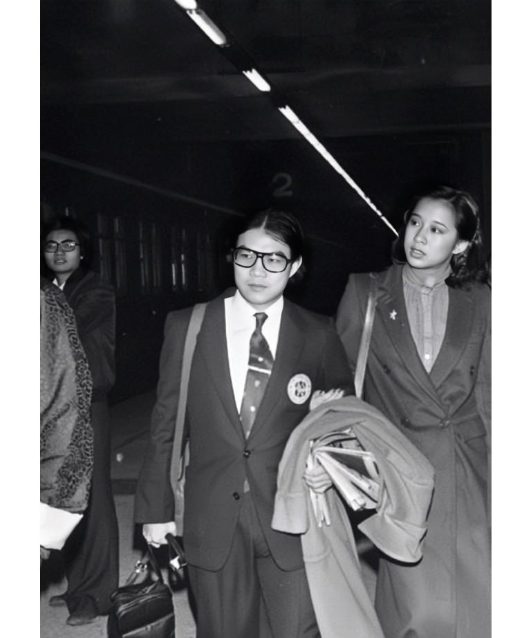 这张照片展现出了霍震霆与妻子朱玲玲1979年在红磡火车总站的情景，霍震霆当时33