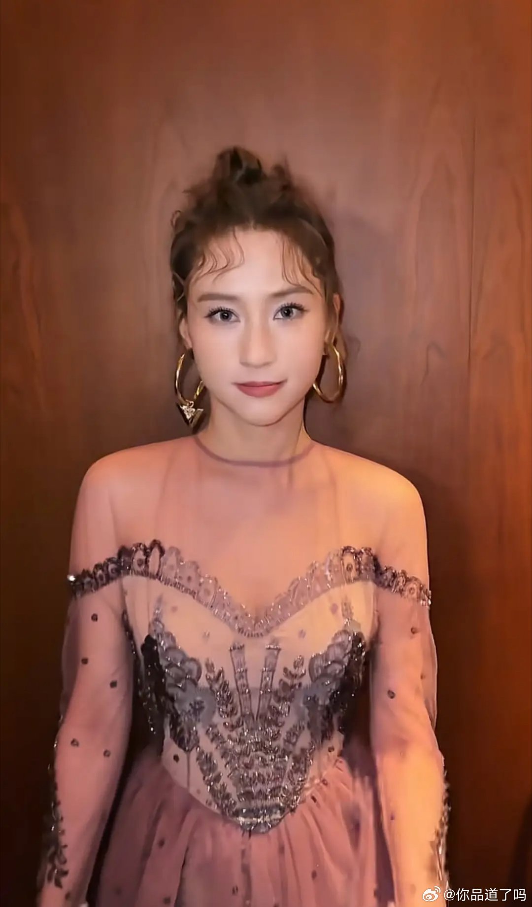 34岁何超莲与44岁黄宗泽同框！黄宗泽做了美甲好抢眼，感觉两个人的造型有点怪怪的