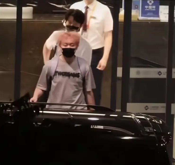 王CC的粉色头发太招摇，这不容易暴露王楚钦么？对的，莎莎他们还没到家，大