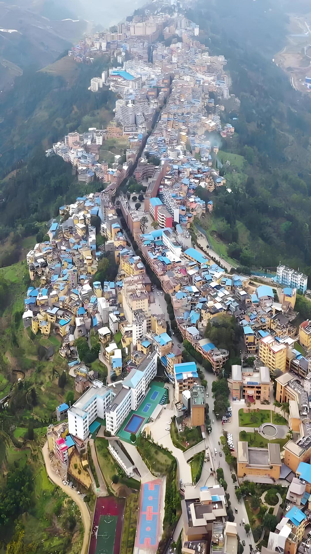 巧家县挺住！刚刚刷到云南省昭通市巧家县上了热搜，我以前去过巧家县，是全国少有的建