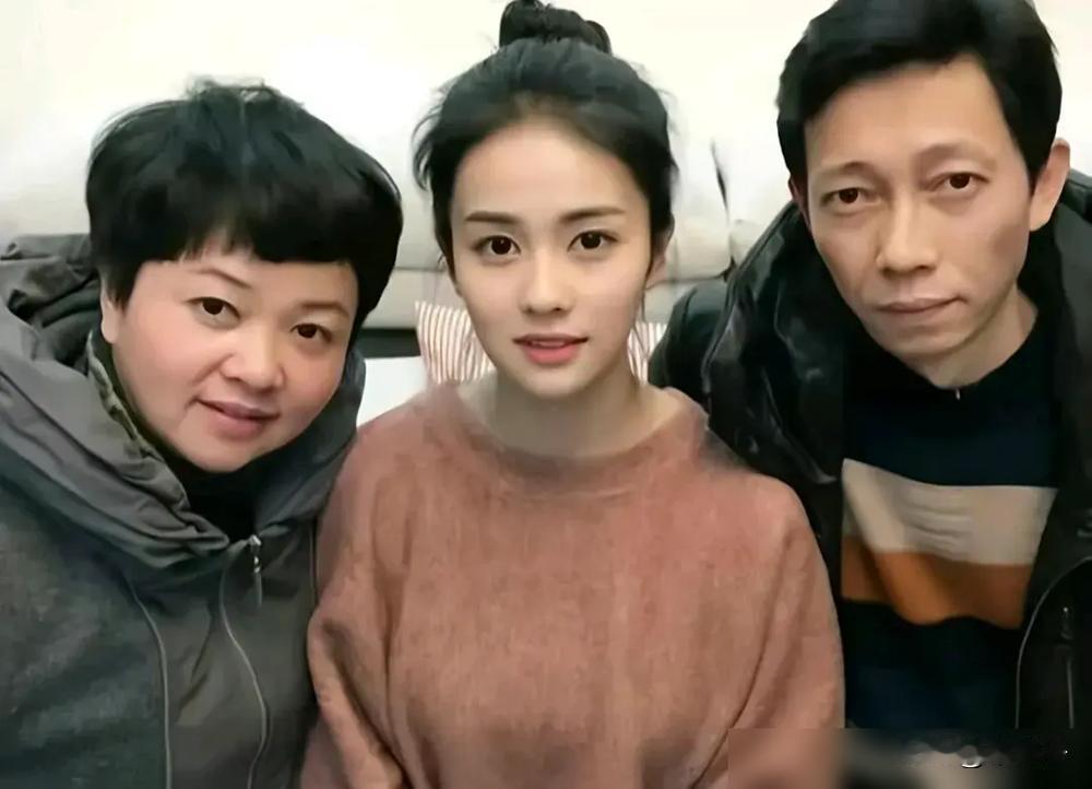 白鹿爹妈照片一出来，评论区全在问，这姑娘到底遗传了谁。她妈年轻时是真好看，眉