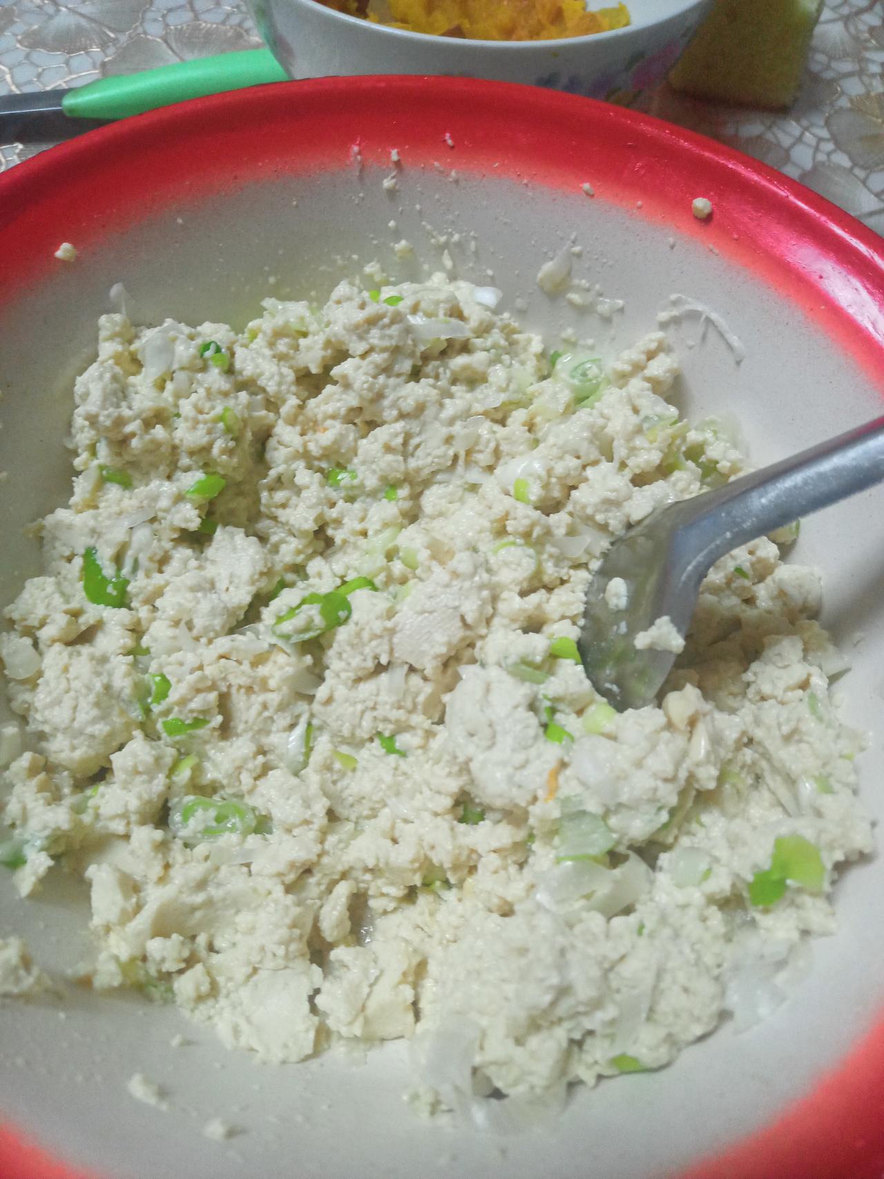 上次出去吃饭剩的白酒，有少半瓶。老婆最反感我喝酒，不给准备下酒菜，只有大豆腐