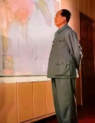 1951年，十万志愿军将士陷入敌军重围命悬一线，素来沉稳的彭老总也急得坐立不安，