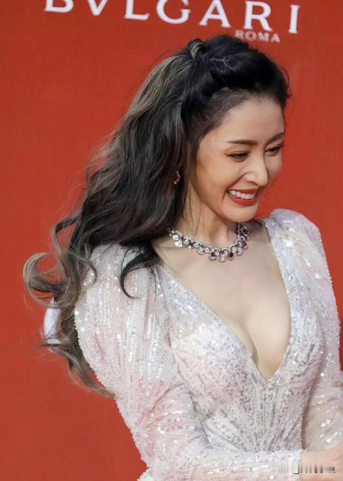 张天爱白闪深V红毯生图绝了！一袭白色满钻亮片长袖礼服，深V剪裁大方展露优越锁